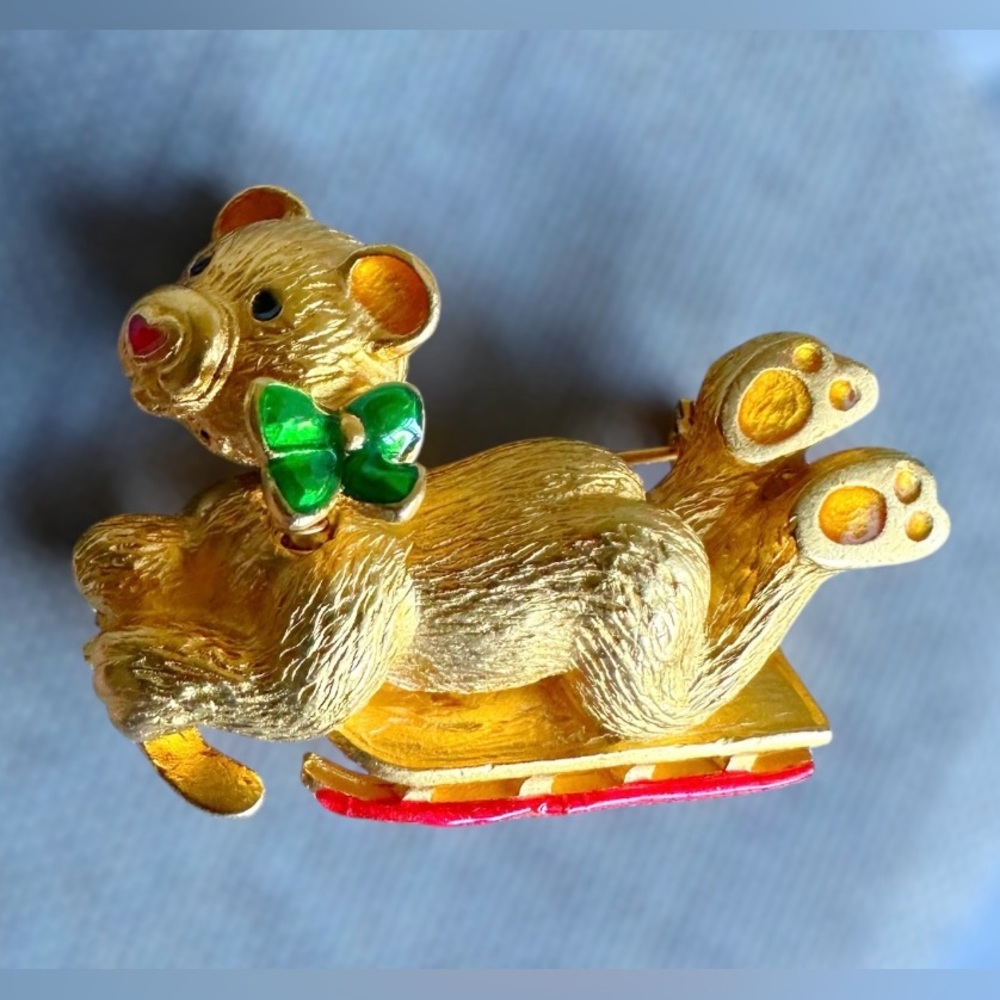 VERO Signed Vintage Enameled Christmas Bear On Sled Brooch Trembler